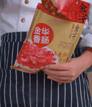 香腸切成斜片，小米辣切成斜片。