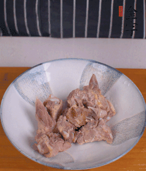 排骨加1勺黃酒、1勺蠔油、1勺玉米淀粉、1/4勺胡椒粉腌制半小時。