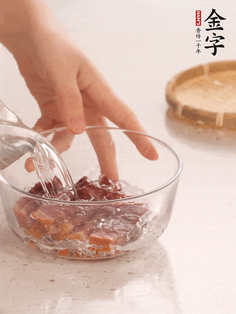 金字火腿切片，溫水泡5分鐘。