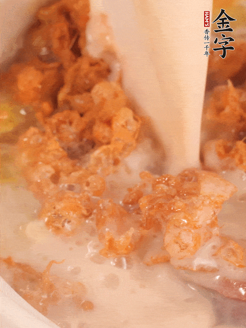 加入蛋酥再煨煮2分鐘，加入豆?jié){。