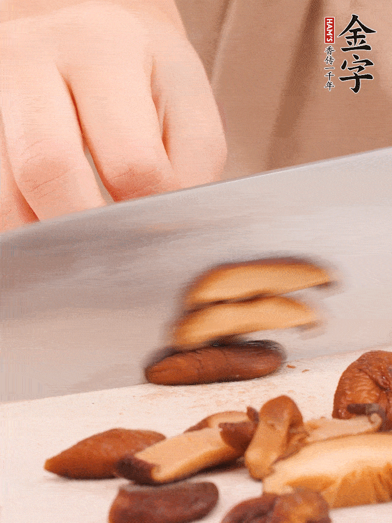 干香菇泡發，切成小塊。