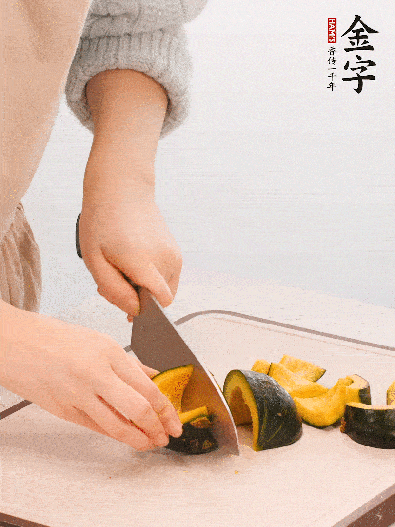 貝貝南瓜切小塊，生姜切成姜絲。