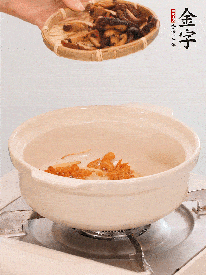 砂鍋倒入少許油，放入姜絲、海米小火煸香；再放入香腸、南瓜、干香菇一起翻炒2分鐘。