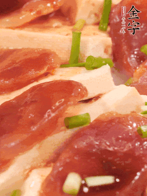 調一個醬汁：2勺生抽、1勺蠔油、半勺白糖、1勺淀粉、半碗清水調成料汁燒開