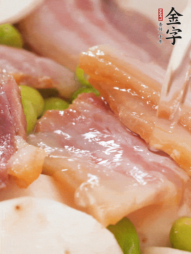 倒入芋艿、熟毛豆，翻炒均勻，加1小碗水煮開