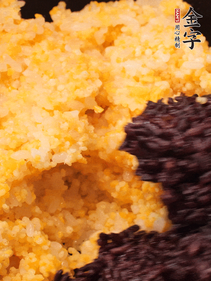 混合小米、紫米煮熟，加豬油攪拌均勻（紫米分開煮在攪拌）