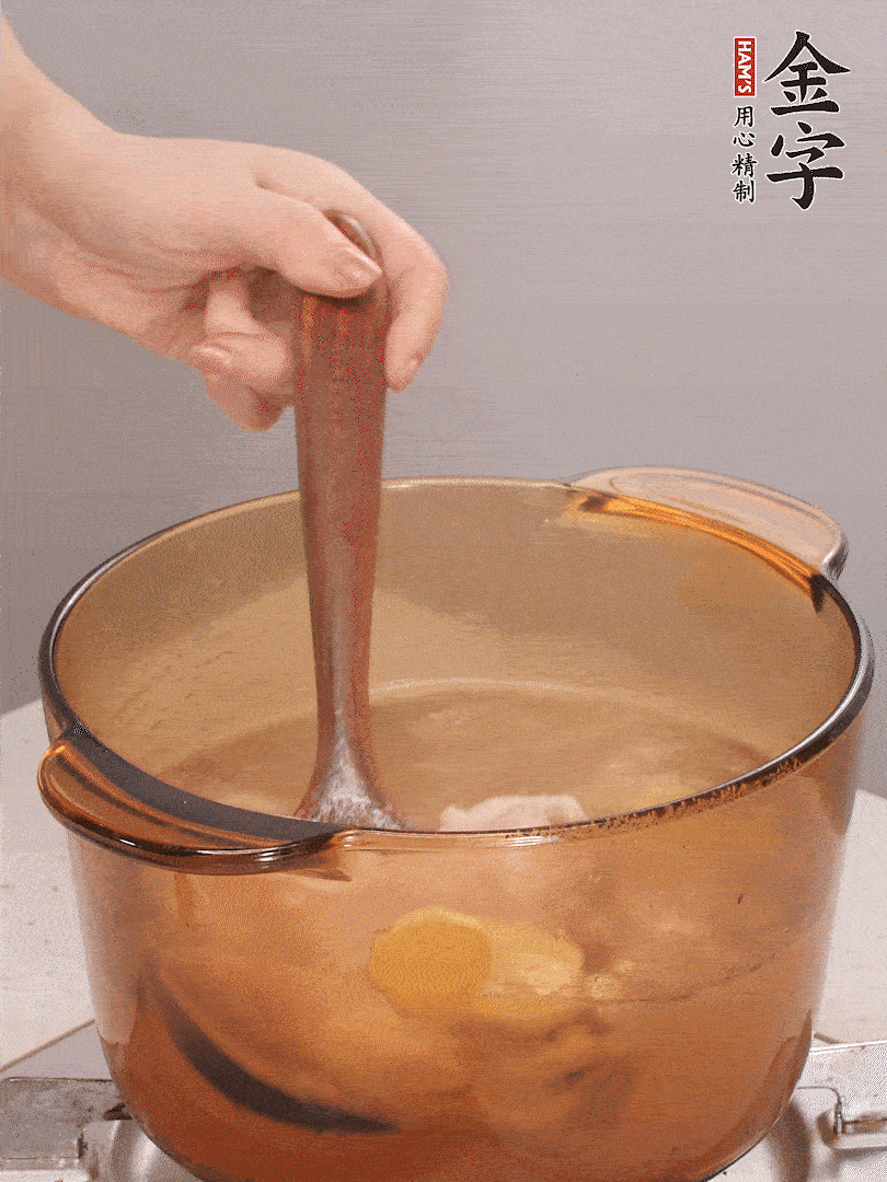 鴨肉、白果、火腿、生姜一起放入砂鍋，清水沒過(guò)食材，大火燉煮1小時(shí)