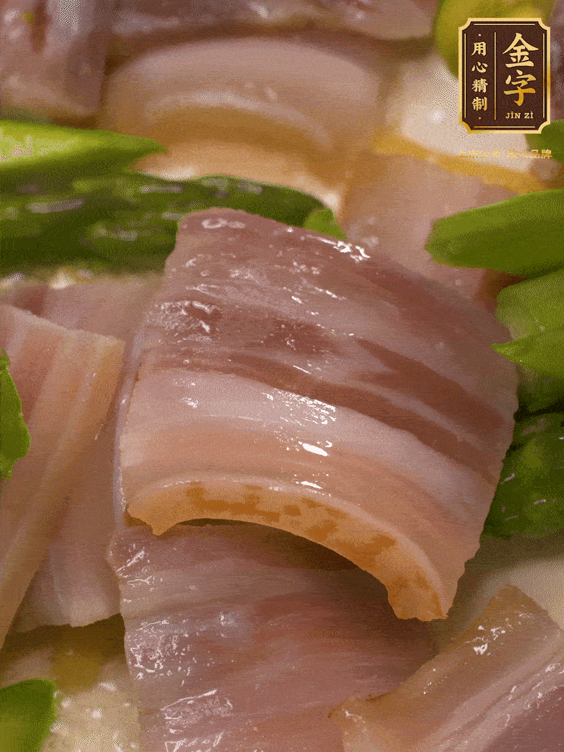 依次下蠶豆、蘆筍、白蘑菇翻炒均勻