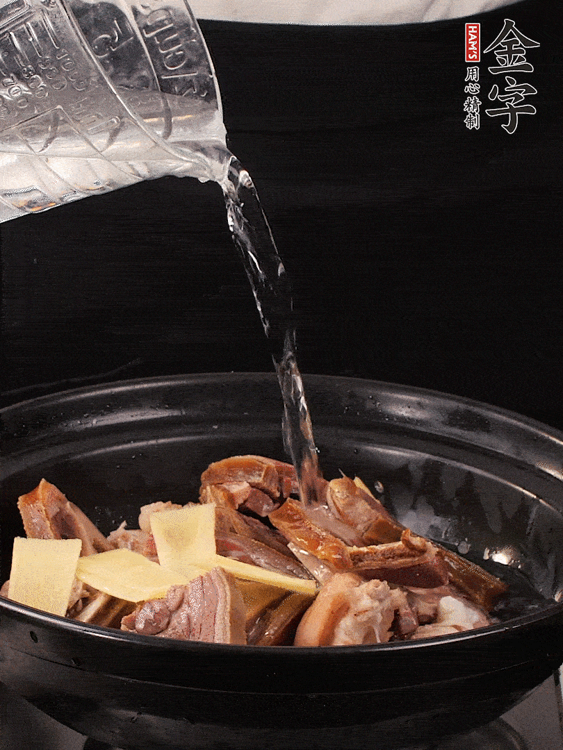 火腿、豬腳放到大砂鍋里，黃酒提鮮，蔥姜去腥，加2kg純凈水沒(méi)過(guò)食材。水一定要放足，中途最好不能加水