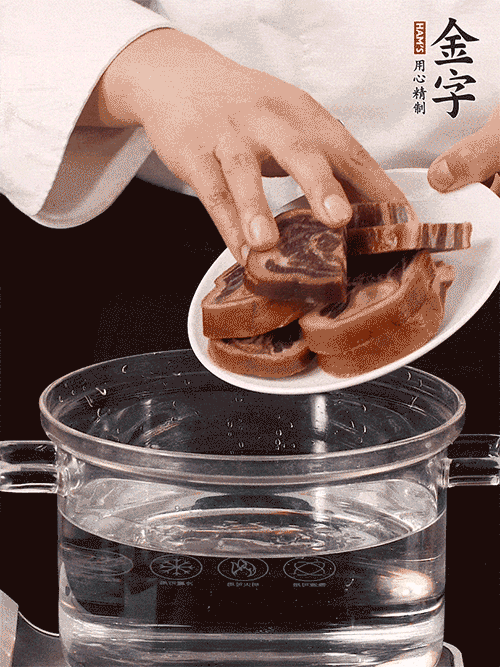 準(zhǔn)備食材。做金銀蹄有2個(gè)關(guān)鍵點(diǎn)：食材上火腿當(dāng)然得選足年發(fā)酵的金字火腿，新鮮豬爪最好選前腳、大小適宜的。