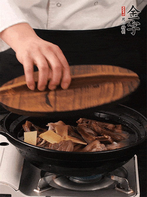 大火煮到沸騰后，轉(zhuǎn)中小火慢燉1個(gè)半小時(shí)。