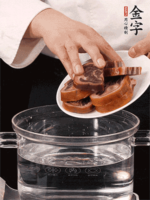 一包200g的金字火腿蹄片恰好搭配一個(gè)新鮮豬爪（豬腳）。都先加蔥姜、料酒焯水一遍，把血水清除后燉出來(lái)才能更清澈不油膩。