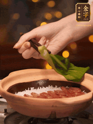 開蓋，碼上香腸和焯好水的青菜