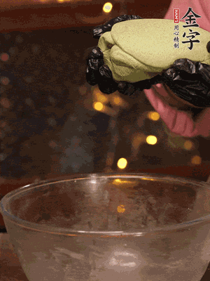 水里放點鹽，燒開后放艾草，一勺小蘇打，撈出浸入涼水，打成艾草泥