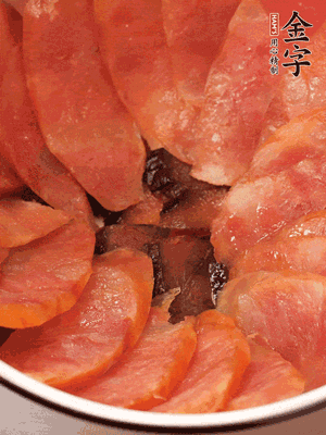 深碗涂抹豬油，頂端鋪枸杞，間隔鋪上香腸、醬油肉片