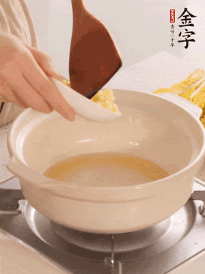 鍋里留少量底油煸香火腿和姜末。