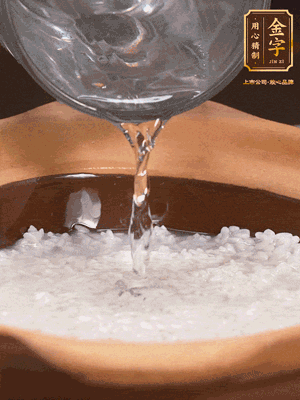 砂鍋底部刷一層油，加入大米和開(kāi)水，水高1cm,大火燒開(kāi)后轉(zhuǎn)中火煲5分鐘，到水微收干