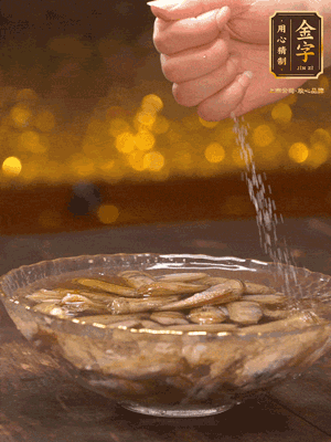 鮮活蟶子反復沖洗干凈，水中加鹽、芝麻香油浸泡30分鐘吐沙