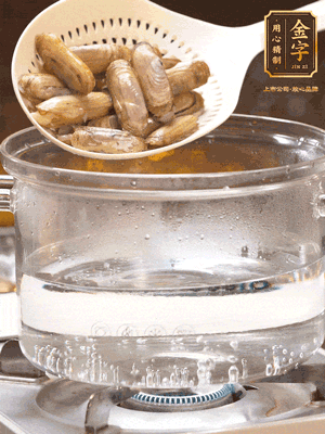 煮一鍋沸水，下蟶子汆燙30秒，撈出浸入冰水，取出蟶子肉