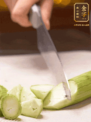 絲瓜去皮，切滾刀塊