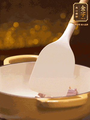 油溫7成熱，下蒜末、咸肉略微煸炒，再下絲瓜