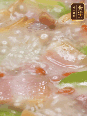 最后下蟶子，一點白胡椒調味，煮到白色湯汁出來。撒點枸杞點綴