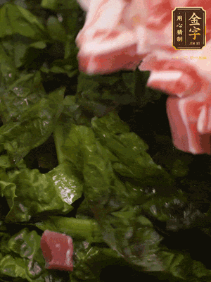 大米淘洗干凈，把食材全部放進去，加適量水攪拌均勻