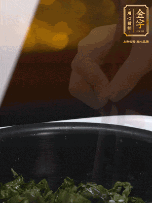 煮飯鍵開煮，根據(jù)個人口味加鹽