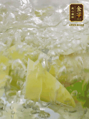 春筍沿著外皮豎著淺劃一刀，剝下外殼，切掉尾部的老根，切滾刀塊。簡單焯水去澀味。