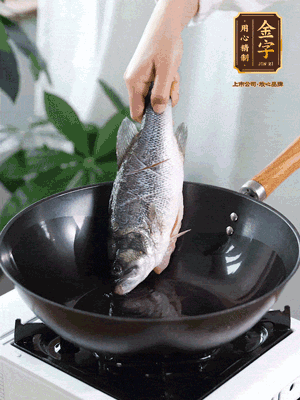 熱油，加1大勺豬油、姜片，再下鱸魚，煎至定型后翻面。（加點豬油，燉出的魚湯更容易變為清爽的奶白色。）