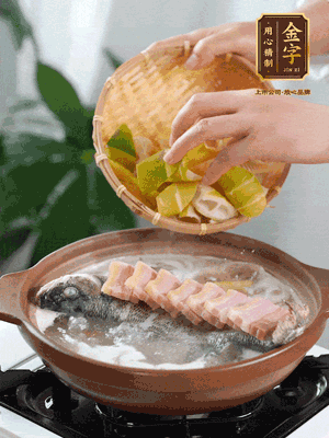 倒開水燉煮后轉移入砂鍋，淋料酒去腥、加少許鹽調味，再依次加咸肉、春筍燉煮15分鐘。