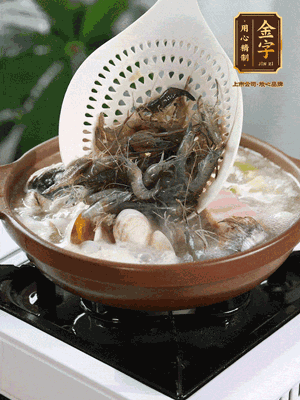 最后加一把蛤蜊、一把河蝦燜2分鐘，放一點白胡椒粉調味，撒上蔥花點綴！