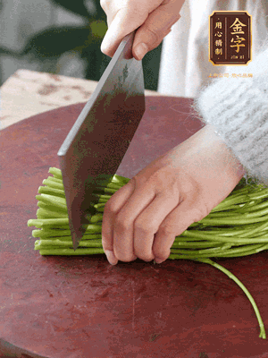 正嫩的藜蒿，掐頭去除根部，切小段