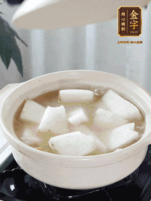 最后下冬瓜繼續(xù)燉煮10分鐘，撒上蔥花點(diǎn)綴。