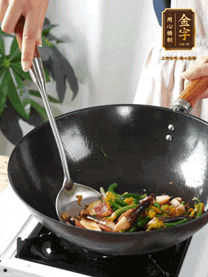 煸香蒜末，下香腸翻炒均勻，再依次下雞縱菌、黃瓜花