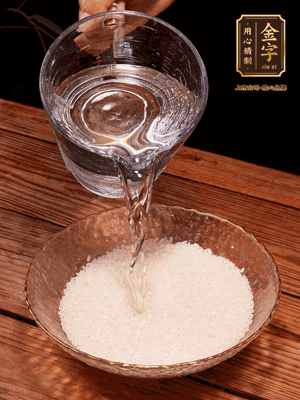 大米提前浸泡30分鐘。干香菇泡發切成條；蝦米提前浸泡2小時