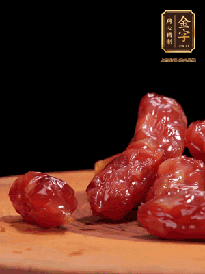 金字粒腸，一半切成片，一半保留整顆