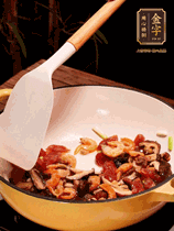 蔥白、干香菇、蝦米、香腸片略微翻炒才出香味，然后倒入料汁（生抽3勺、蠔油2勺、胡椒粉少許）、大米拌勻