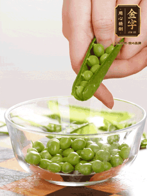 處理食材，藕切片，豌豆剝殼，菱角剝殼， 依次焯水