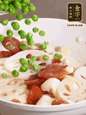 熱油下鍋，爆香香腸