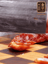 處理食材：香腸切片，土豆切塊、胡蘿卜切丁、豆角切段