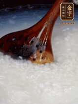 大米淘洗干凈，水開放入大米，煮3分鐘，煮到用手可以掐斷大米，撈出瀝干備用