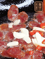 香腸煸香，加大蒜、小米辣增加香味