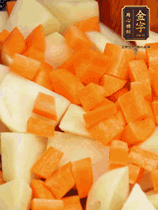 加土豆、胡蘿卜翻炒，隨后加入豆角、1勺鹽、1勺生抽、1勺蠔油、半勺老抽煸炒均勻