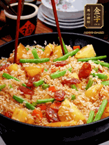 加水，沒過大部分食材。把瀝干水分的米飯均勻地鋪在上面，筷子戳幾個洞