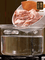 麻鴨切塊，冷水下鍋，加蔥姜、料酒焯水。撈出溫水洗凈