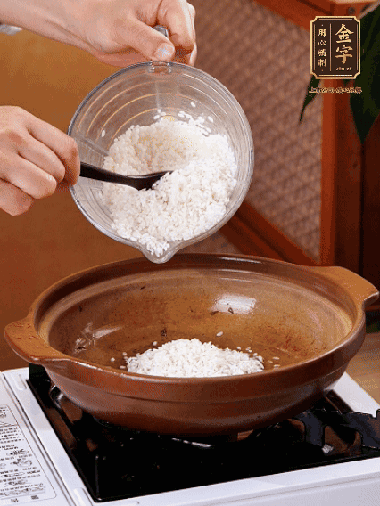 砂鍋中倒入煎羊肚菌的油，涂勻。加入提前浸泡過1小時的生米，再加入和生米齊平的水,,蓋蓋子，大火煮沸后轉小火煮至水分微干