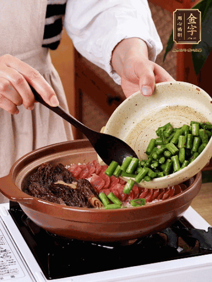 鋪上金字香腸、羊肚菌、蘆筍，蓋蓋子燜7分鐘