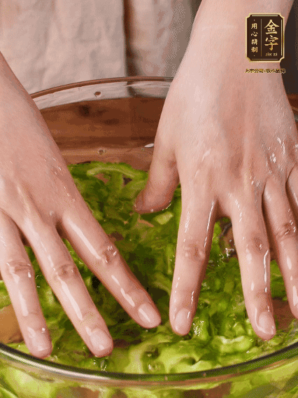 苦瓜去瓤切片，用鹽腌20分鐘，反復洗凈去苦味